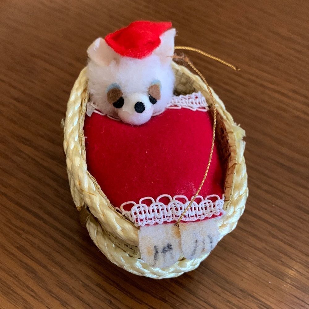 Vtg white animal sleeping in straw rocking basket ornament‎
